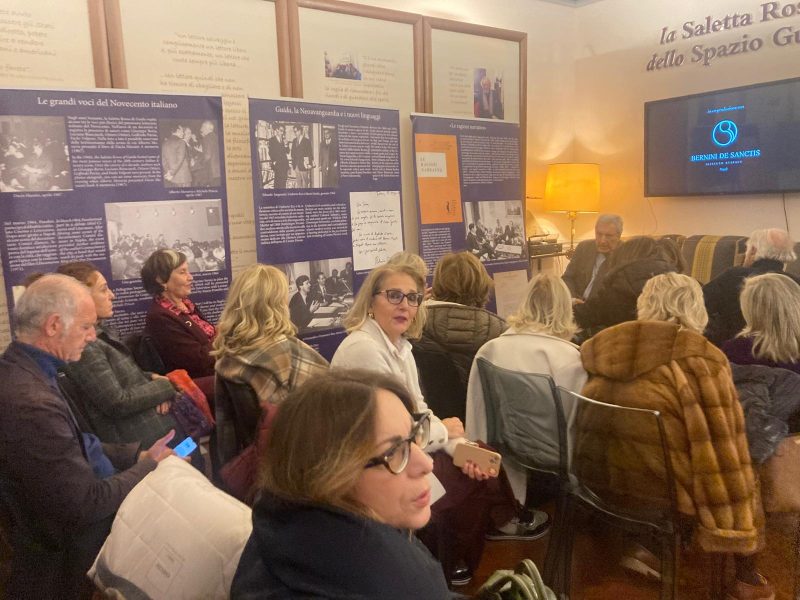 Diego Guida insieme alle Signore dell’Ande durante il confronto sul docu‑film dedicato alla storia della Casa Editrice Guida, in un momento di dialogo e condivisione