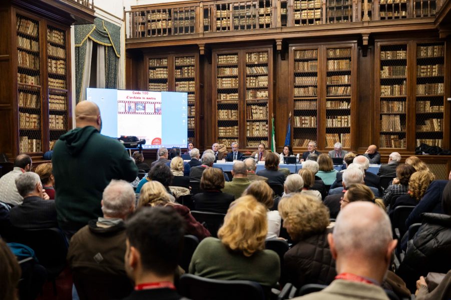 Il tavolo dei relatori,da sinistra Laura Cannavacciuolo, Luigi Mascilli Migliorini, Carlo Vecce, Antonio Tarasco, Silvia Scipioni, Diego Guida, Gabriele Capone e Vincenzo Caputo.