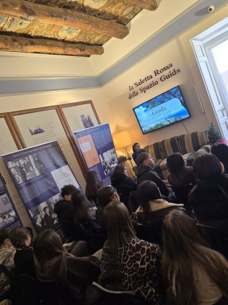 “Studenti dell’I.S. Bernini–De Sanctis assistono alla proiezione di un docu‑film da loro realizzato nella Saletta Rossa di Via Bisignano, Napoli.”
